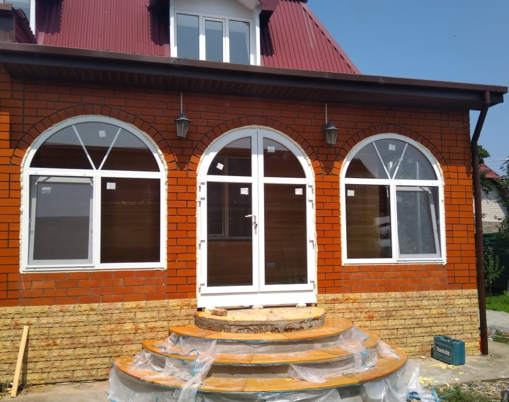 Фасад с фигурными окнами 