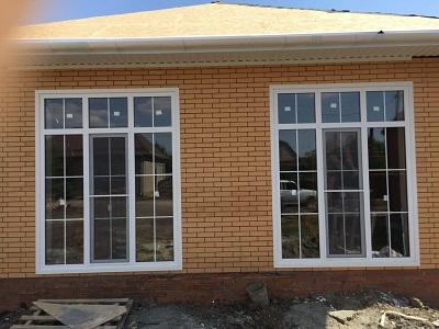 Дом с окнами ПВХ