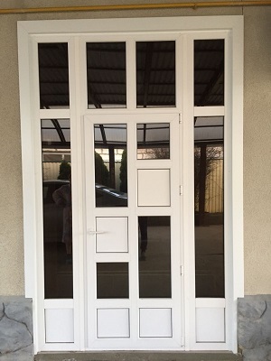 Стеклянная дверь